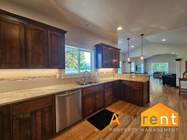 Building Photo - Fully Furnished 2BR/2BA Home in Central Point