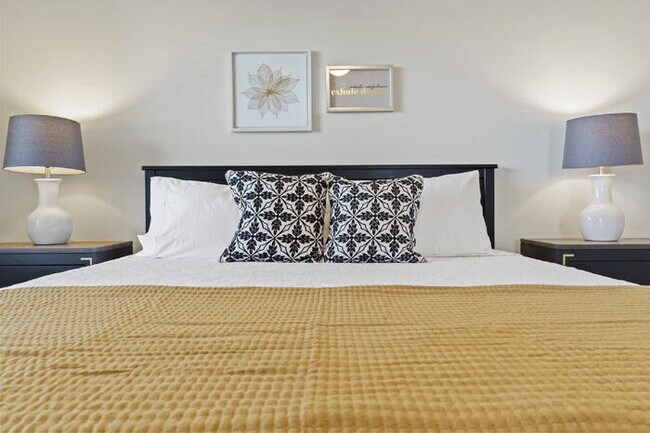Building Photo - Luxurious 4-Bed Townhouse with Fireplace &...