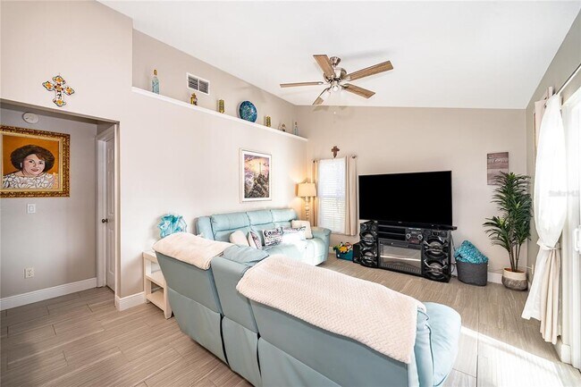 Building Photo - 702 Via Bianca Dr