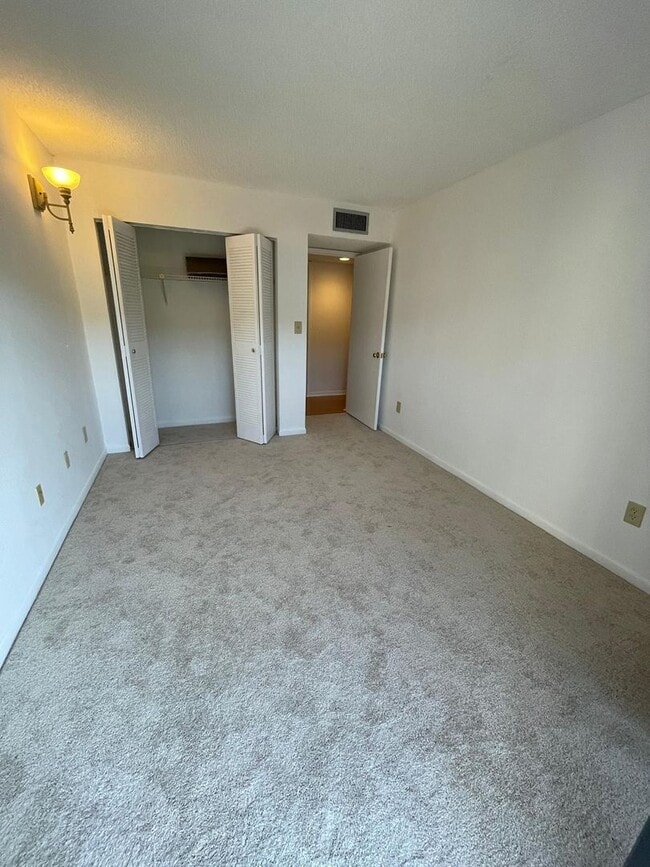 Building Photo - Calusa 403DN