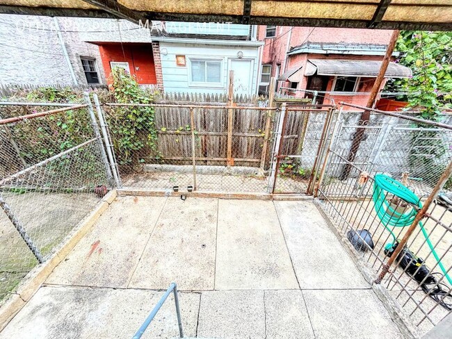 Building Photo - Lovely 2BR/1BA Port Richmond Home with Pri...