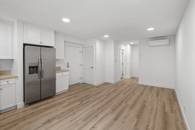 Building Photo - Kingsley Diplomat Apartments