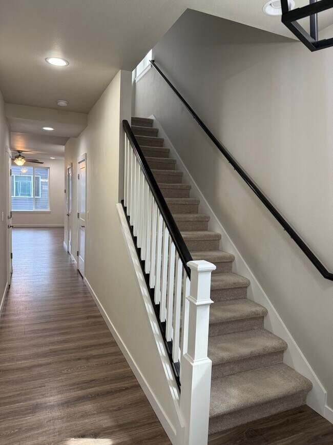 Building Photo - Home in Central Kitsap with Water/sewer/ga...