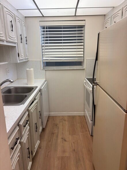 Building Photo - 305 E Ocean Ave