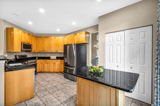 Building Photo - 2241 Avalon Ct S