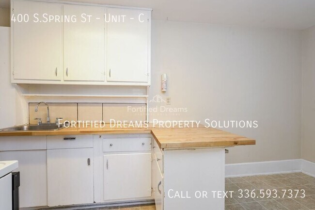 Building Photo - 400 S.Spring St - Unit-C
