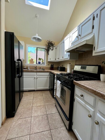 Building Photo - 3092 Edison Ct