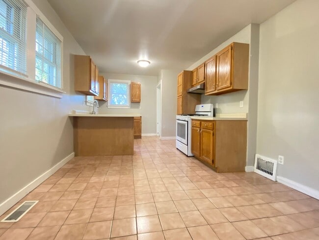 Building Photo - 2 Bed Home With A Den Michigan City