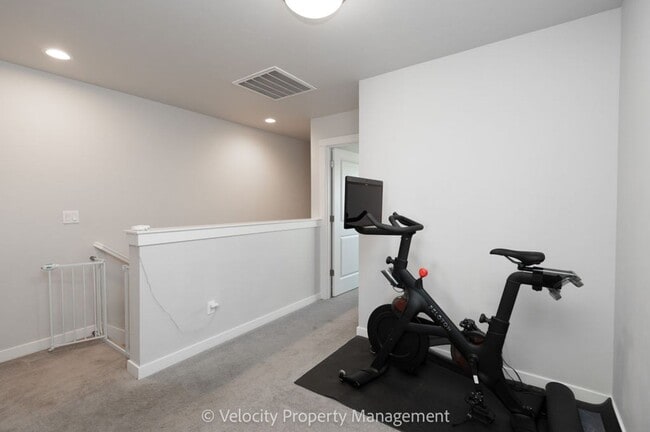 Building Photo - Light and Bright Townhome in NW Redmond!