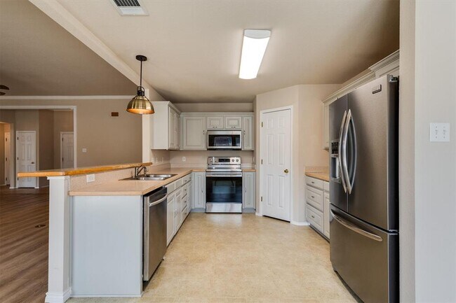 Building Photo - 706 Lakeview Dr