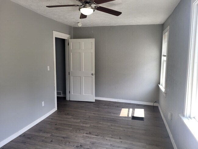 Building Photo - Spacious 2 bedroom in Mt Oliver! Available Now!