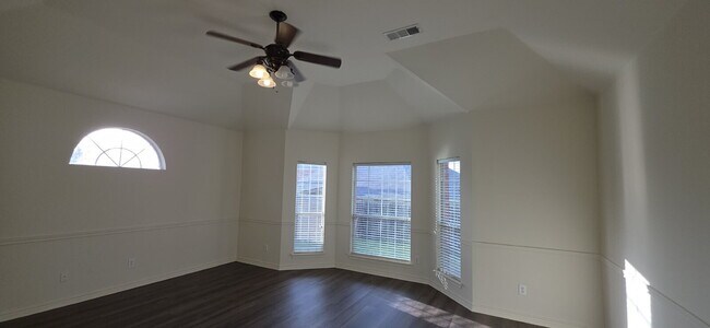 Building Photo - Recently remodeled 4 bedrooms, 3 bathrooms and move-in ready!