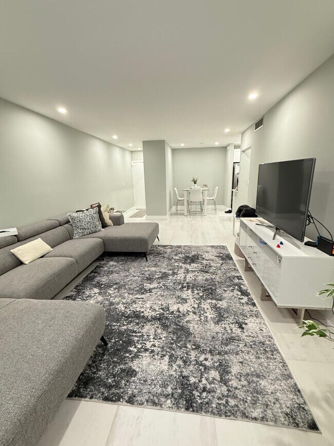 Building Photo - 2191 NE 68th St