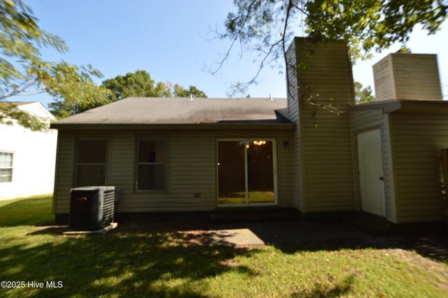 Building Photo - 1955 Rolling Ridge Dr