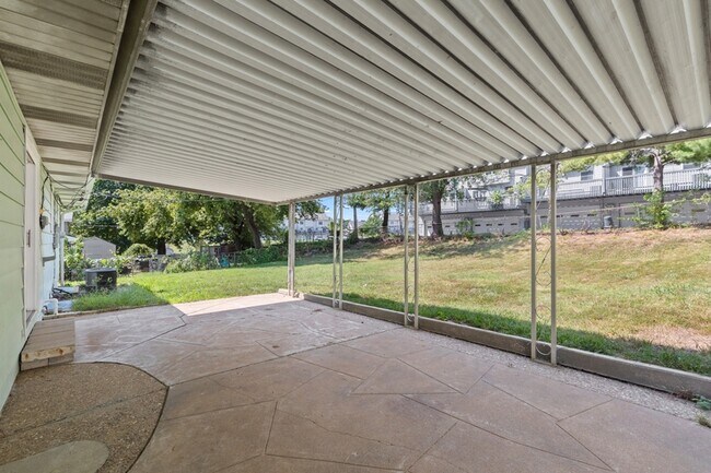 Building Photo - 1517 Lincoln Dr