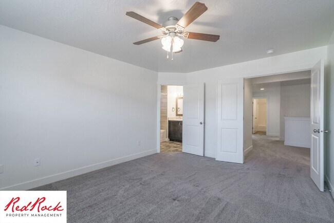 Building Photo - 4 Bed/2.5 Bath Townhome in Desert Bluff!