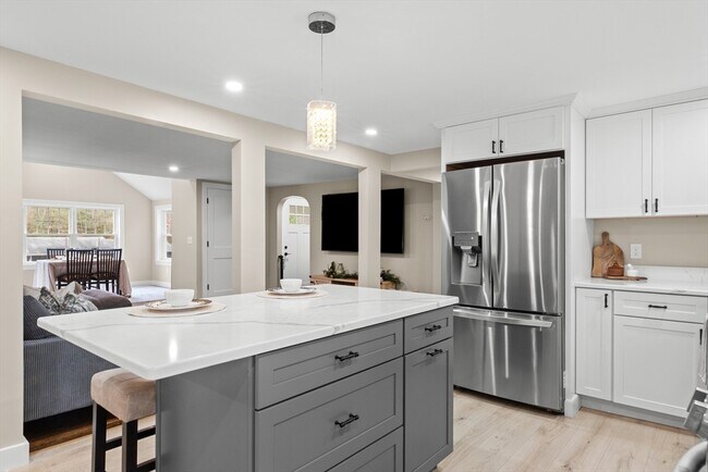 Building Photo - 123 Pond St