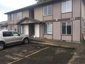 Building Photo - 3 Bedroom 1 Bath Upstairs Apartment