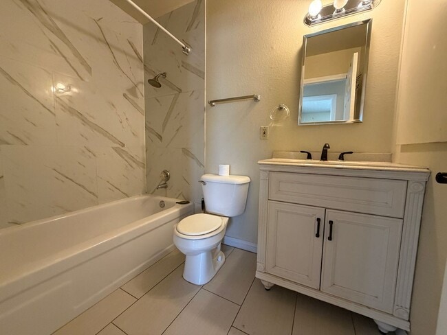 Building Photo - Beautiful home look, 4-plex, across from UNLV