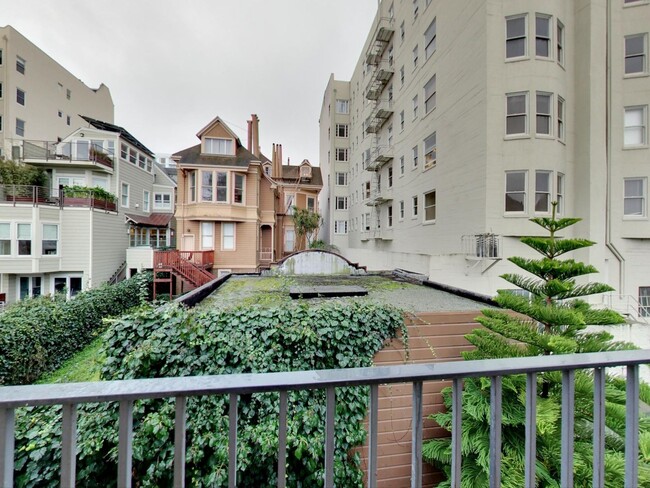 Building Photo - 2 BR/1 BA Top Floor with Balcony!!  Parkin...