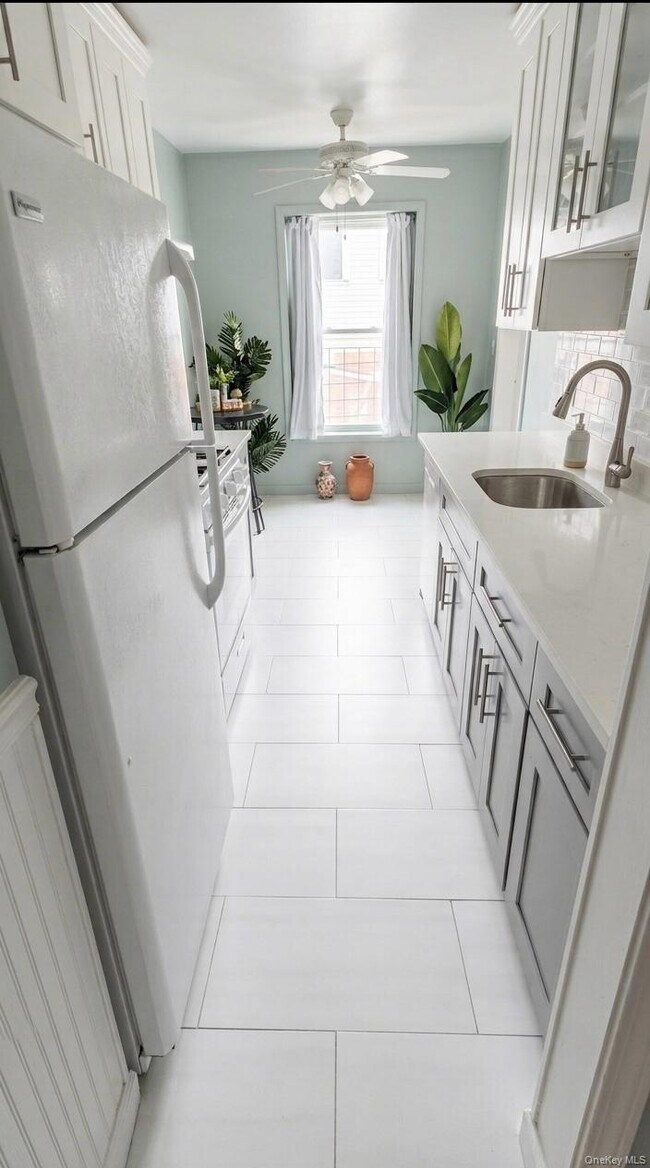 Building Photo - 305 Sixth Ave