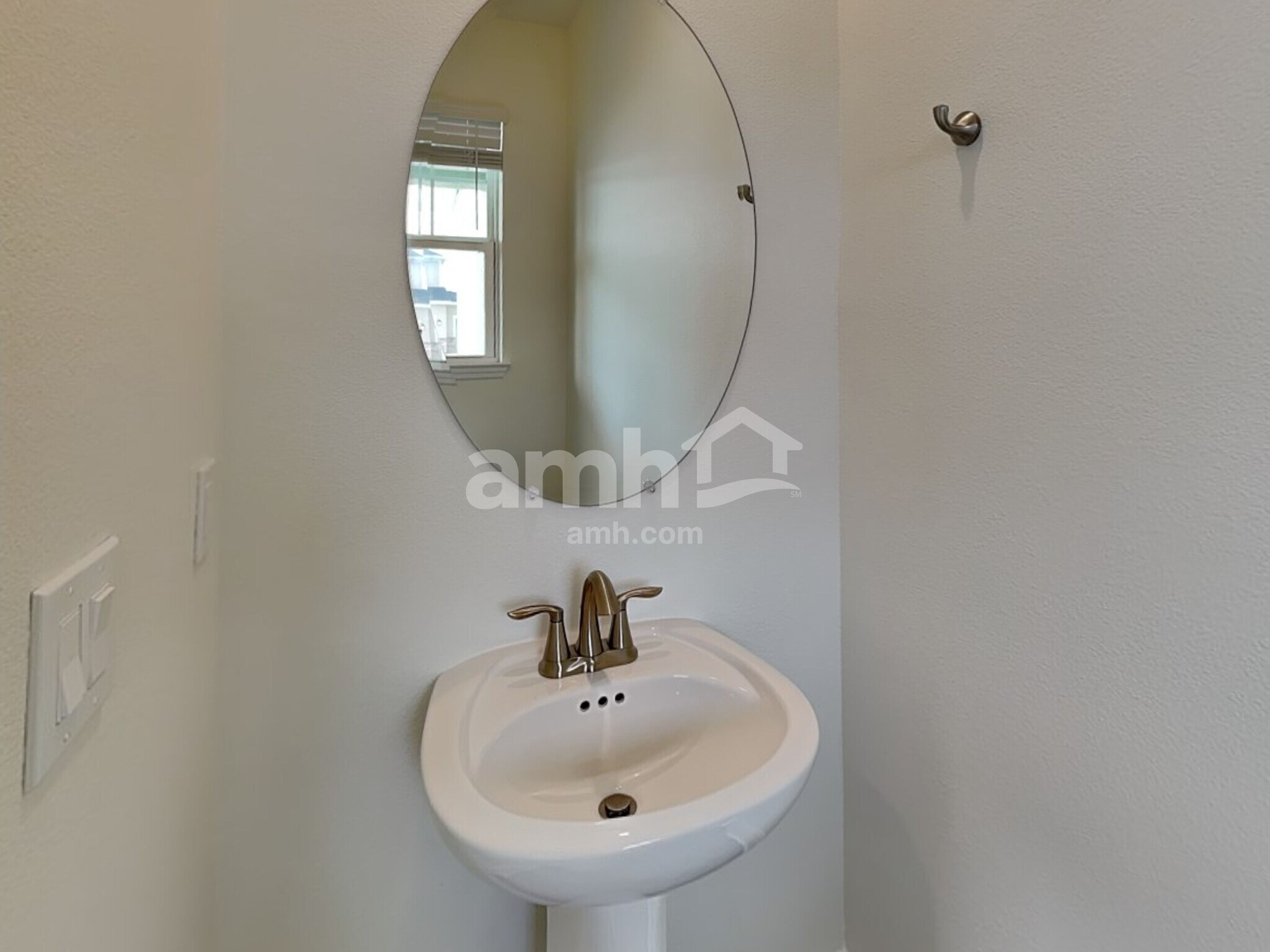 Building Photo - 5950 Pinewood Ests Dr