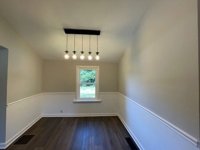 Building Photo - CHARMING UPDATED 1940'S COTTAGE IN HISTORIC COLONIAL VILLAGE IN S. KNOXVILLE!!!!!