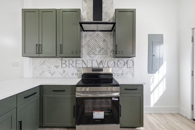 Building Photo - Contemporary 4bed/3bath with Private Yard