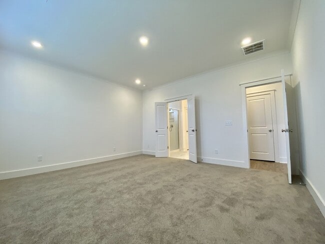 Building Photo - 647 Conifer Dr