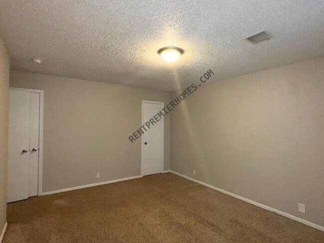 Building Photo - 200 Lochwood Cir