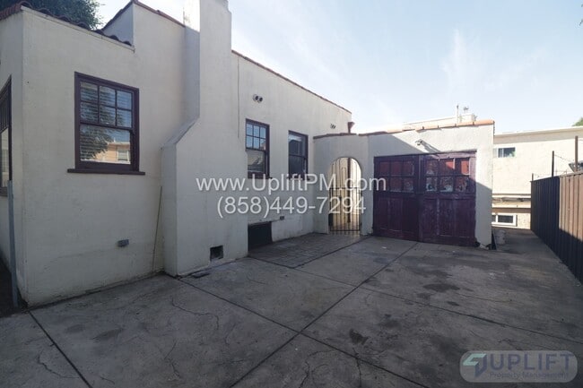 Building Photo - 2 Bed 1 Bath Home Near The Beach