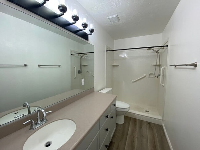 Building Photo - REMODELED 2 BEDROOM UNIT DOWNTOWN ST. GEORGE!