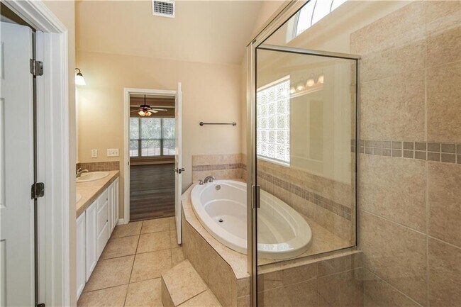 Building Photo - 10 Sonata Cir