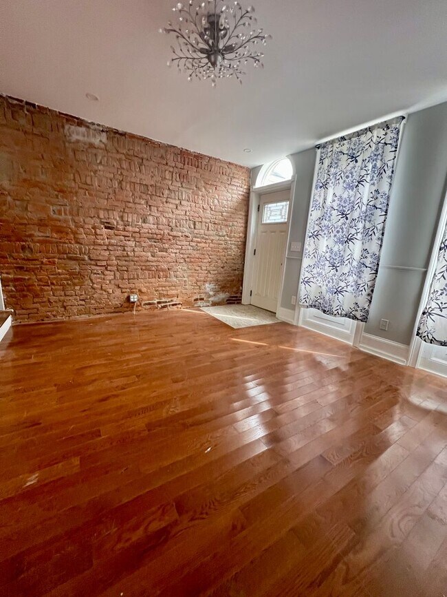 Building Photo - Stunning 4-Bedroom Townhome in the Heart o...