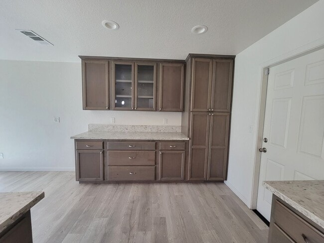 Building Photo - Beautiful 3 Bedroom 2 Bathroom Home in SW Visalia!