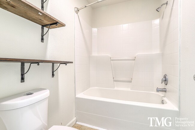 Building Photo - Centrally Located, Pet Friendly, 3 Bed 2.5...
