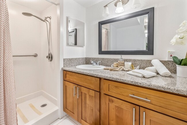 Building Photo - Remodeled 2 bedroom, 1 bath with assigned ...