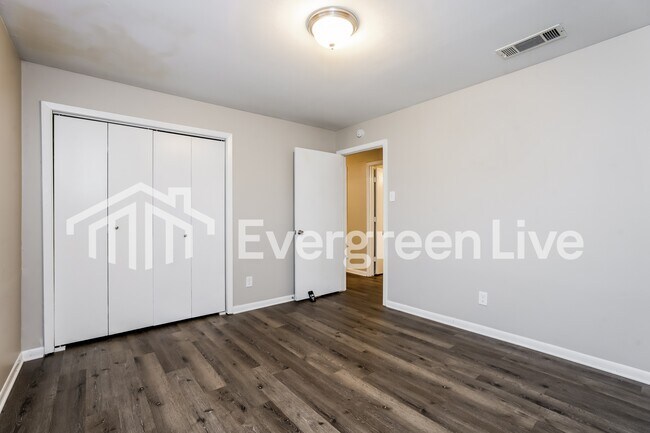 Building Photo - 9538 Vinewood Dr