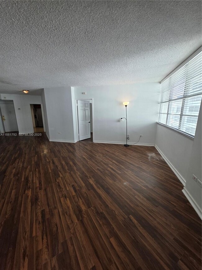 Building Photo - 905 Brickell Bay Dr