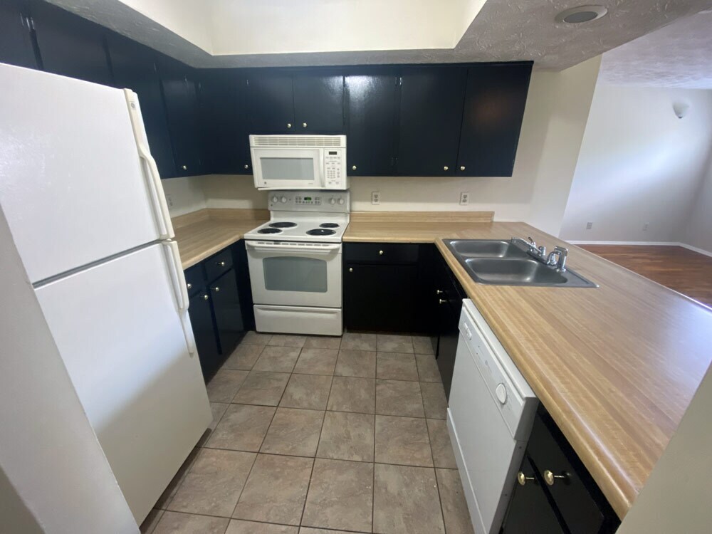 Building Photo - 562 Woodland Ave