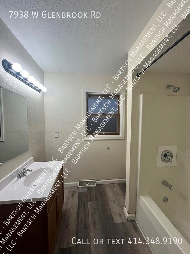 Building Photo - 7938 W Glenbrook Rd