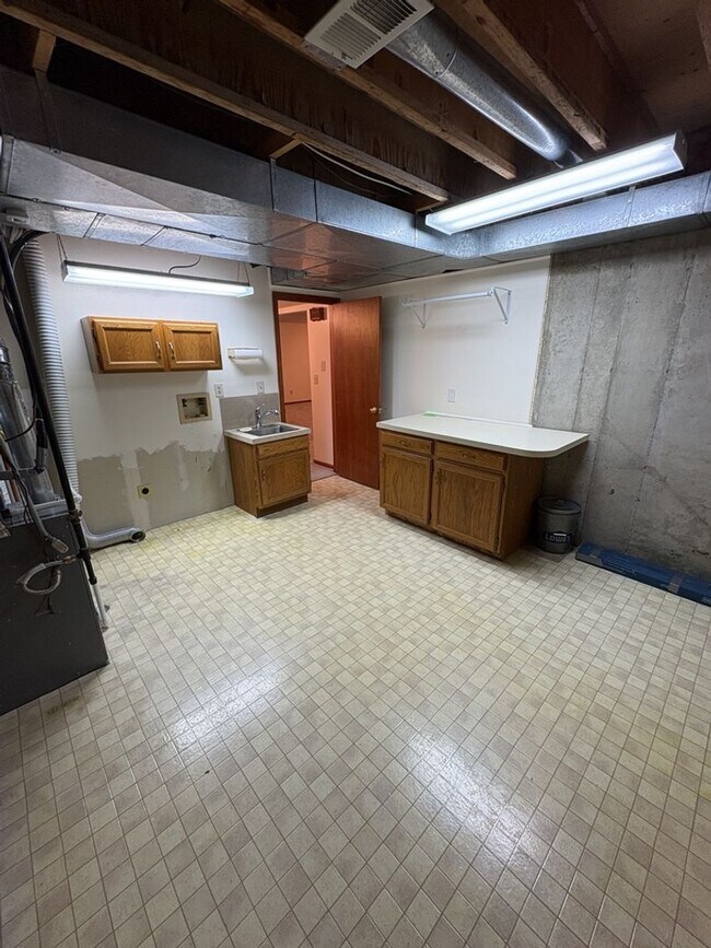 Building Photo - Updated 3BD/2BA with Garden Basement & Low Maintenance Living