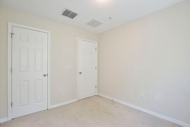 Building Photo - Stylish 3/2.5 Townhome with Open Floor Pla...