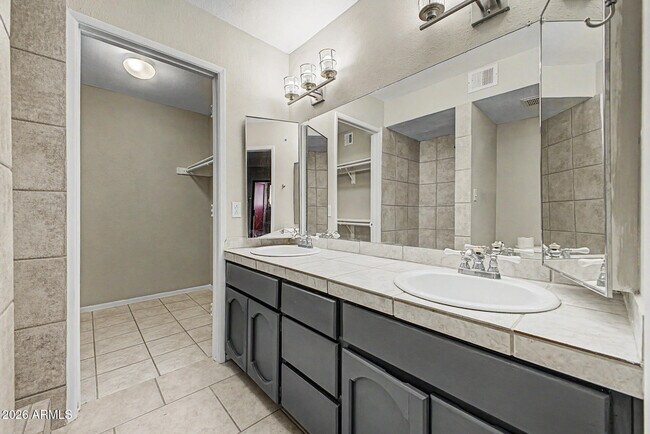 Building Photo - 3301 E Earll Dr