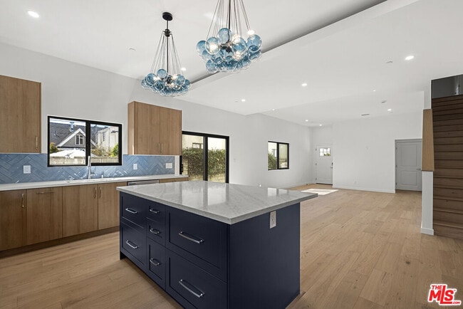 Building Photo - 822 N Orange Grove Ave