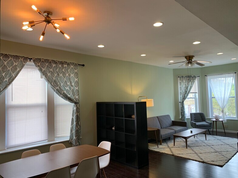 Building Photo - 1067 W Argyle St