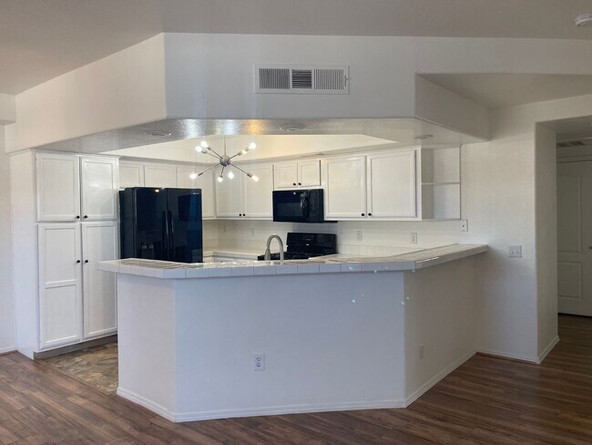 Building Photo - Beautiful open floor plan located in a gat...