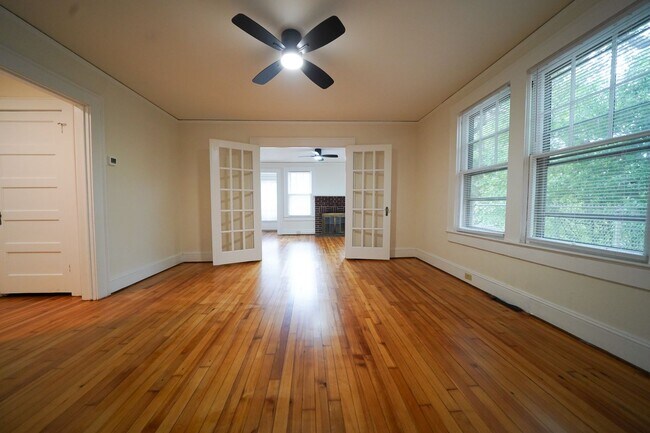 Building Photo - 3 bed 2 bath Updated Bungalow - Private ba...