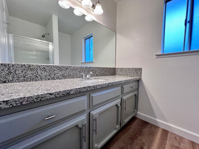 Building Photo - $2,495 Fresno St. & Bullard, 4 Bedroom House - E. Escalon Ave, Fresno