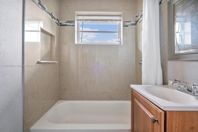 Building Photo - 1060 NE 166th St